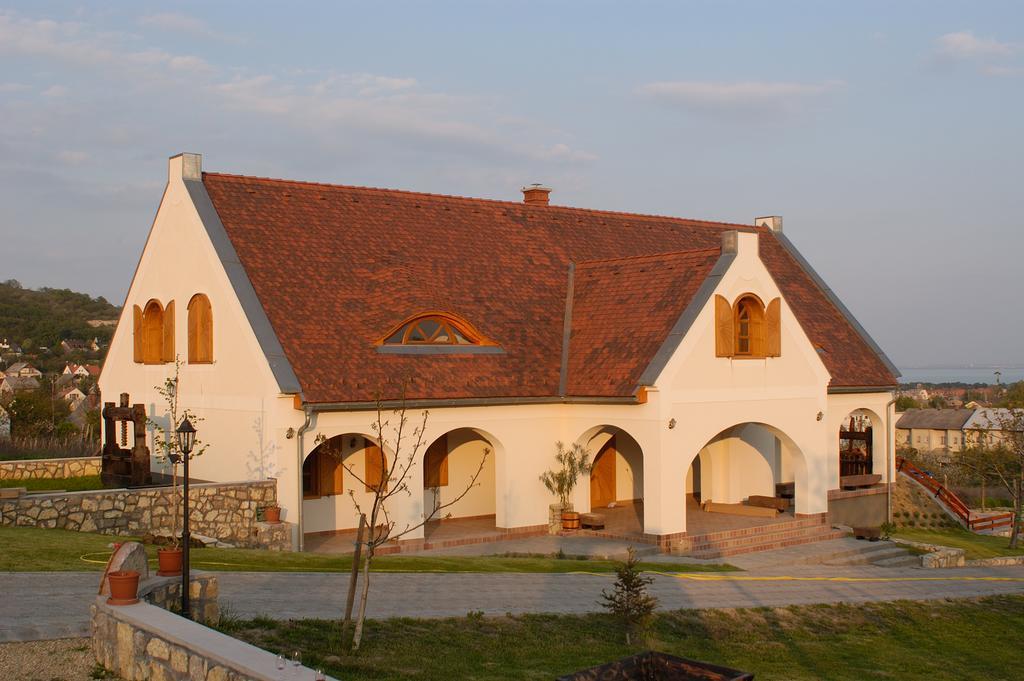 Figula Vendeghaz Hotel Balatonfured Luaran gambar