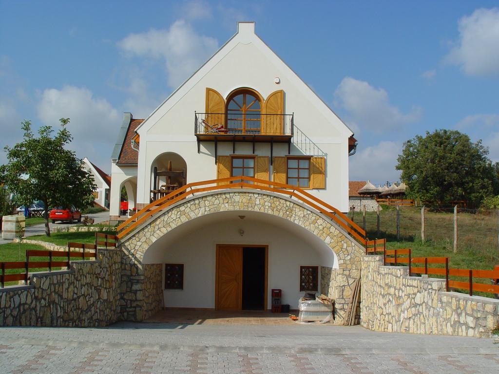 Figula Vendeghaz Hotel Balatonfured Luaran gambar